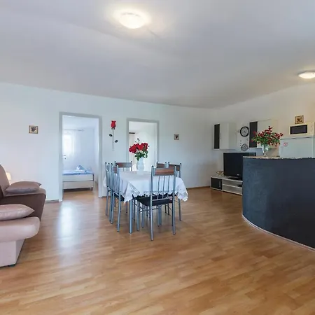 Two-bedroom In Apartamento Vodnjan
